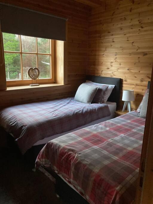 Red Squirrel Log Cabin With Hot Tub 키이스 외부 사진