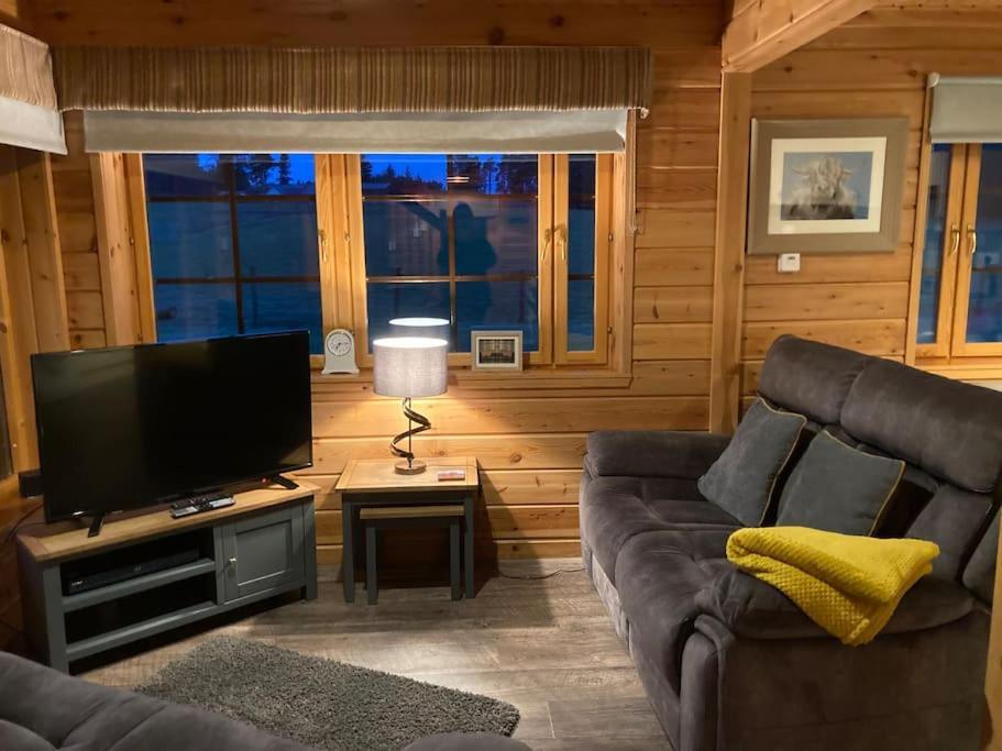 Red Squirrel Log Cabin With Hot Tub 키이스 외부 사진