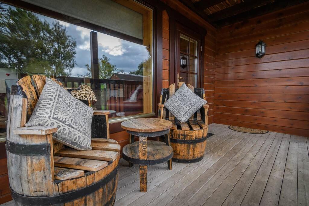 Red Squirrel Log Cabin With Hot Tub 키이스 외부 사진