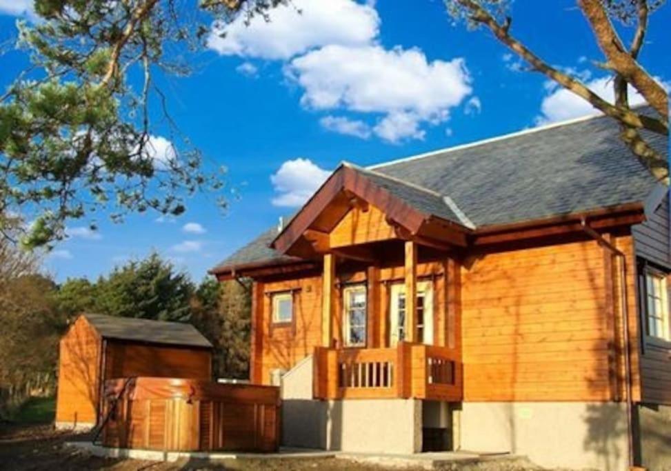 Red Squirrel Log Cabin With Hot Tub 키이스 외부 사진