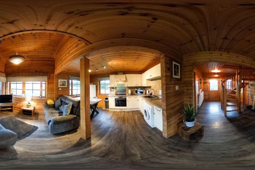 Red Squirrel Log Cabin With Hot Tub 키이스 외부 사진