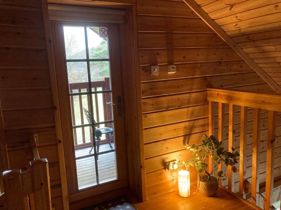 Red Squirrel Log Cabin With Hot Tub 키이스 외부 사진